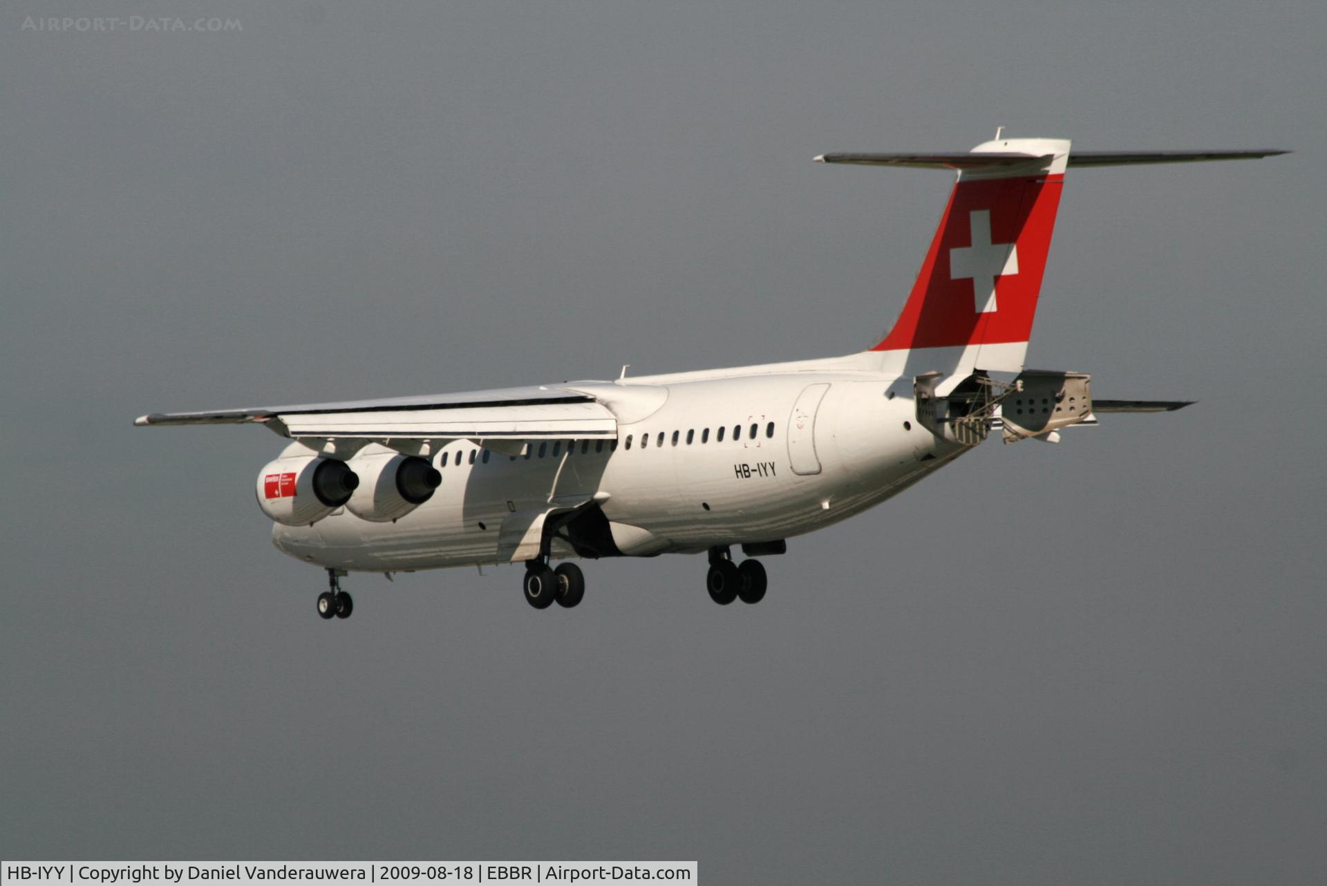 HB-IYY, 1998 British Aerospace Avro 146-RJ100 C/N E3339, several seconds before landing on rwy 25L