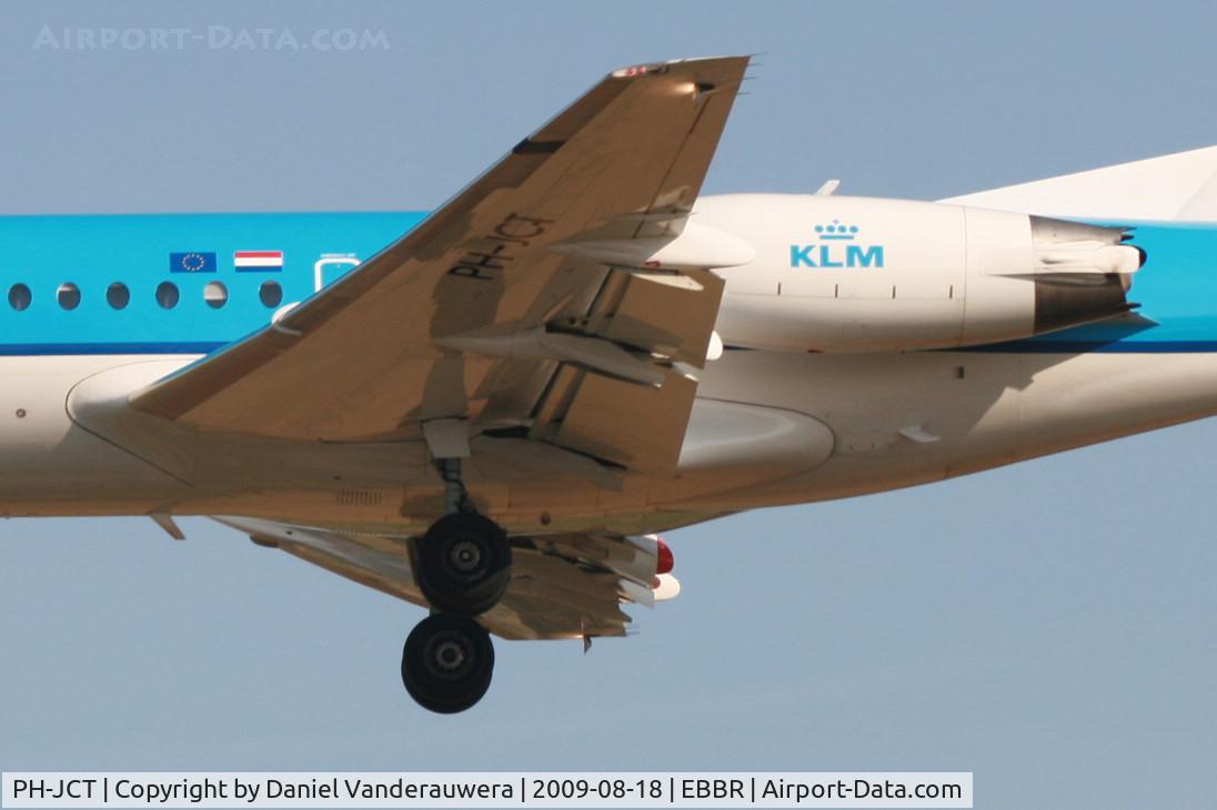 PH-JCT, 1995 Fokker 70 (F-28-0070) C/N 11537, several seconds before landing on rwy 25L