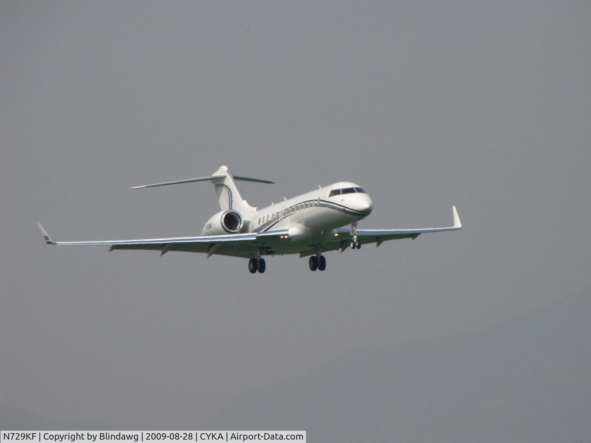 N729KF, 2005 Bombardier BD-700-1A11 Global 5000 C/N 9172, On final, through thick forest fire smoke in the area