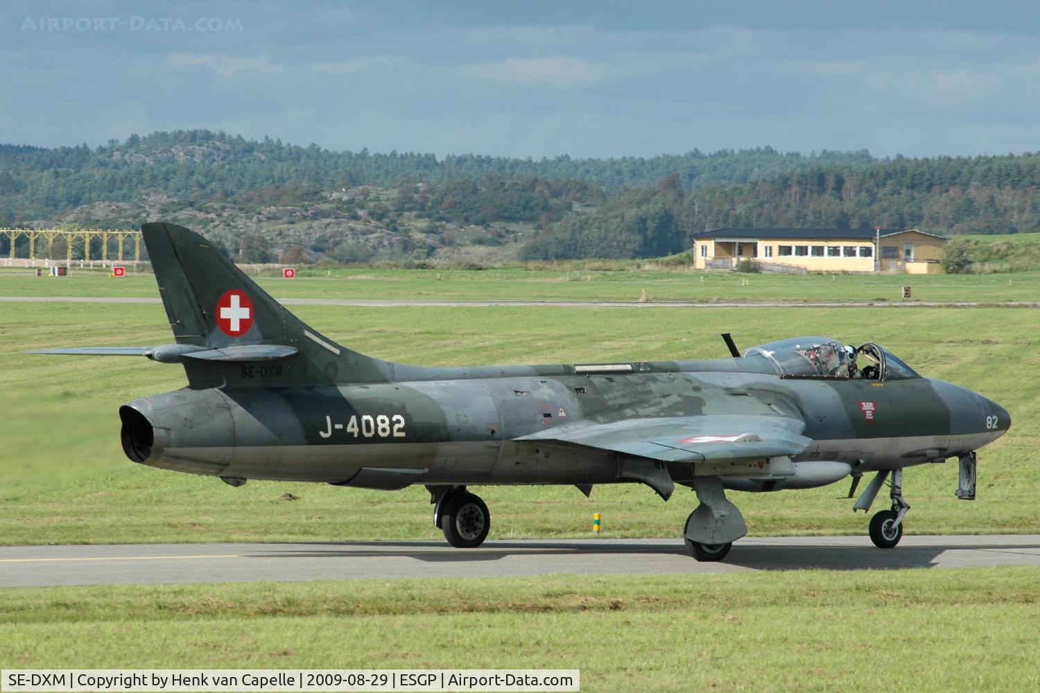 SE-DXM, 1959 Hawker Hunter F.58 C/N 41H/697449, Hunter taxying back after adisplay at Gothenburg Air Show 2009.