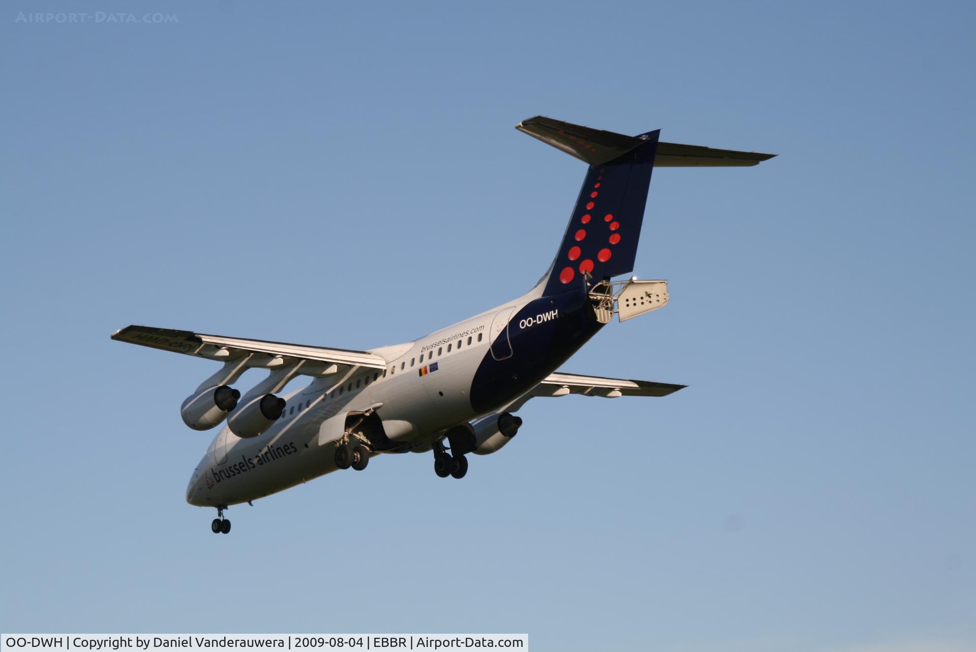 OO-DWH, 1998 British Aerospace Avro 146-RJ100 C/N E3340, several seconds before landing on rwy 25R
