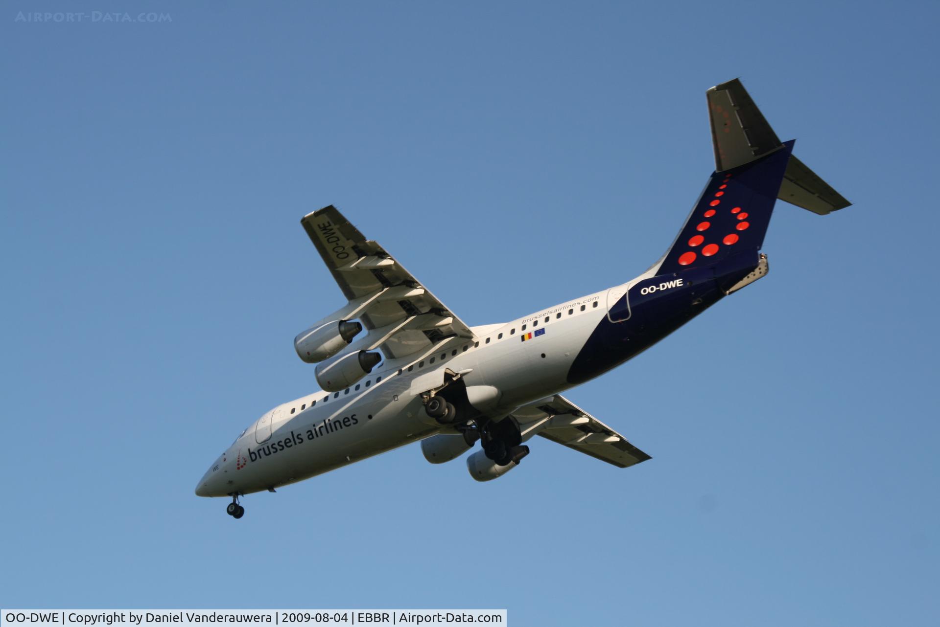 OO-DWE, 1998 British Aerospace Avro 146-RJ100 C/N E3327, flight SN2724 is descending to rwy 25R