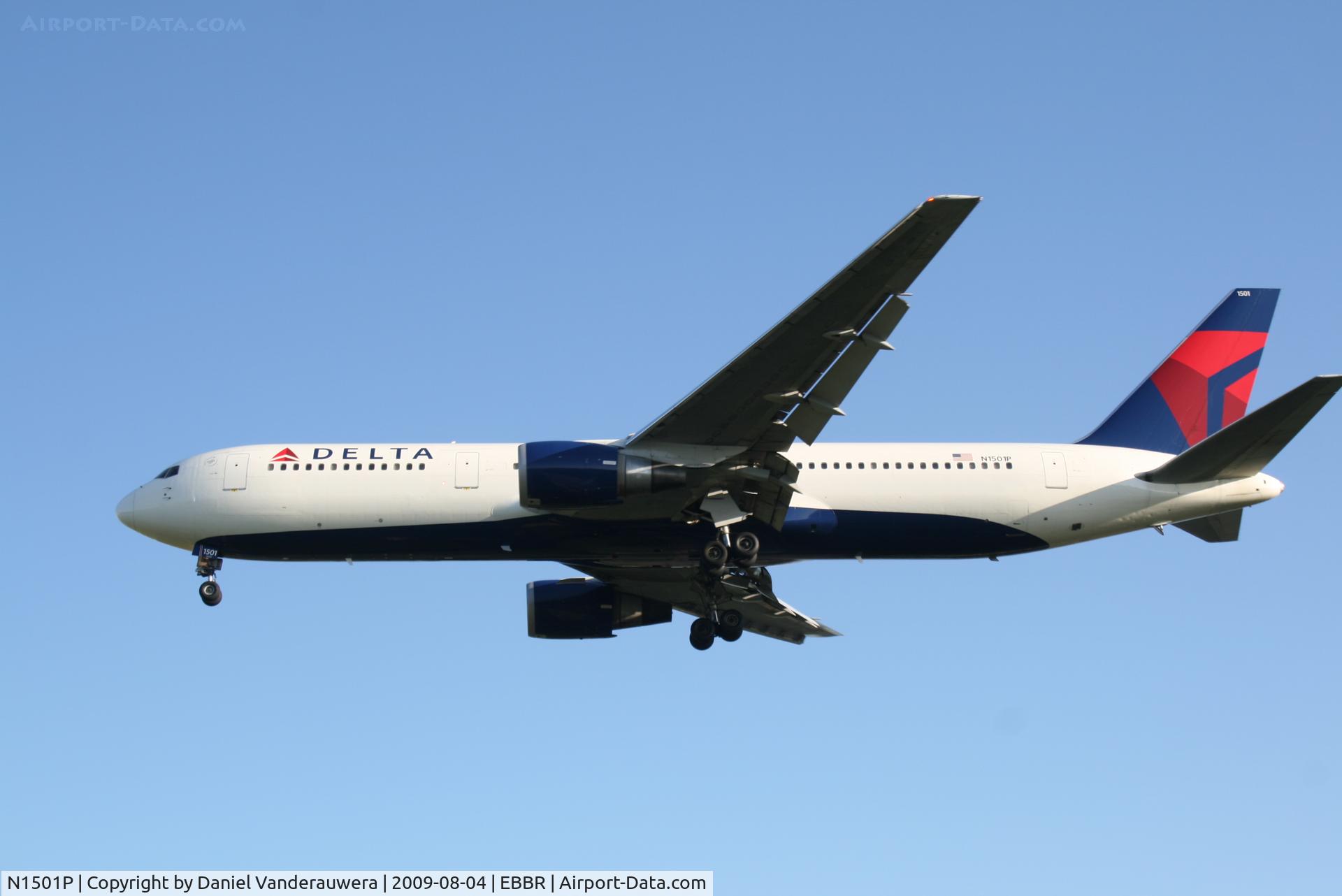 N1501P, 1990 Boeing 767-3P6 C/N 24983, flight DL124 is descending to rwy 25R
