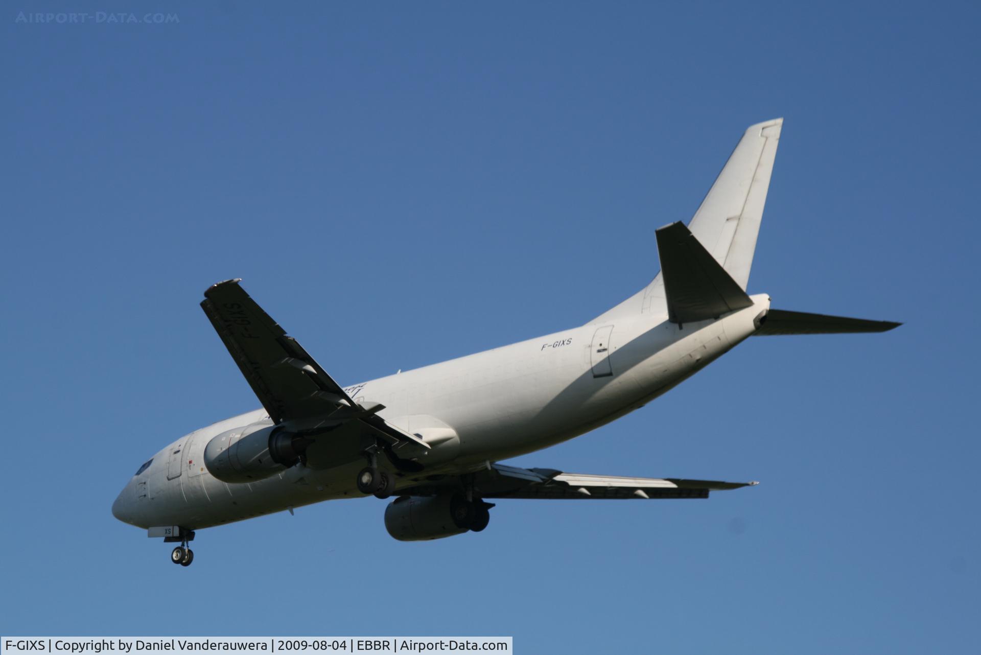 F-GIXS, 1994 Boeing 737-36QCF C/N 27347, descending to rwy 25R
