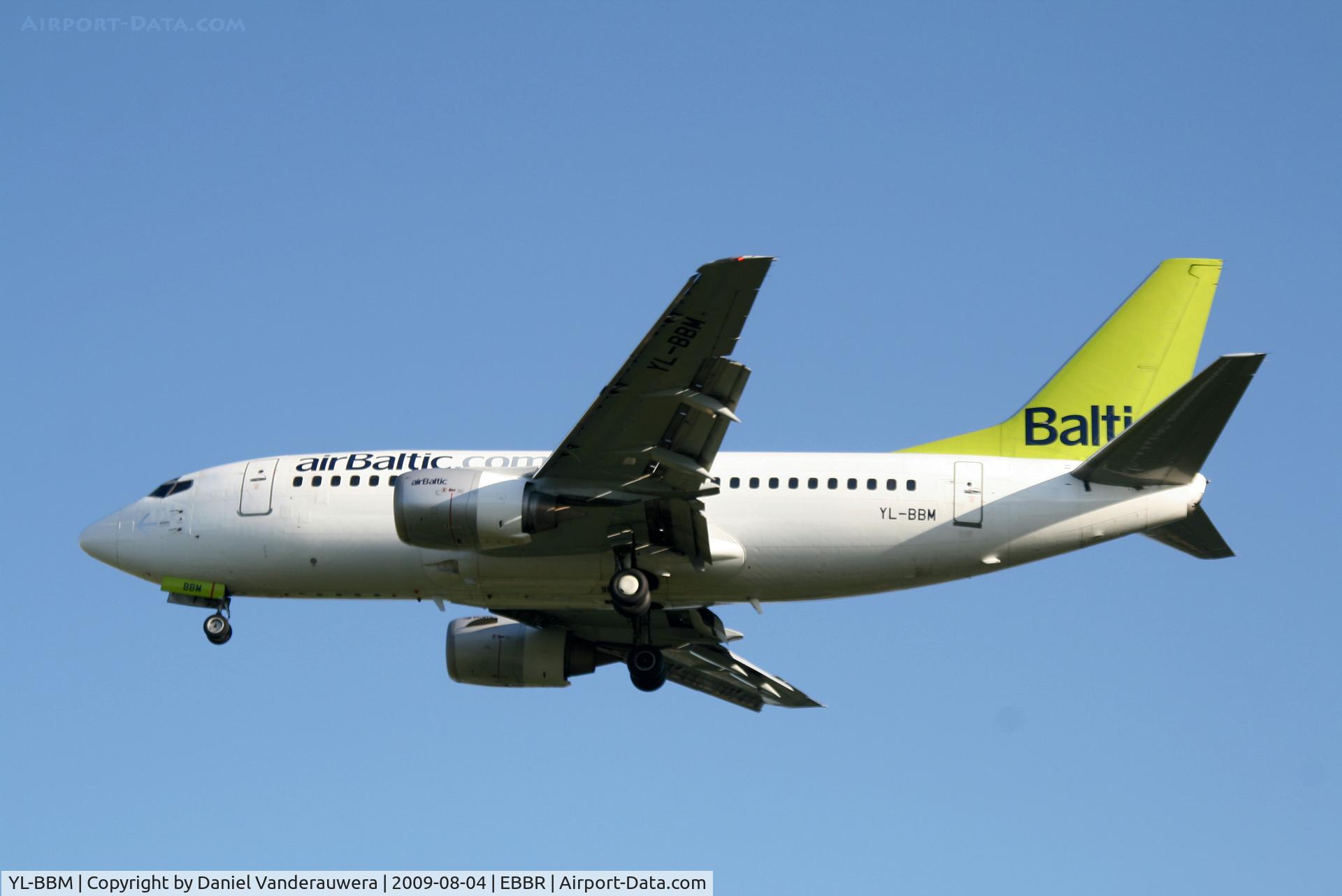 YL-BBM, 1992 Boeing 737-522 C/N 26680, flight BT601 is descending to rwy 25R