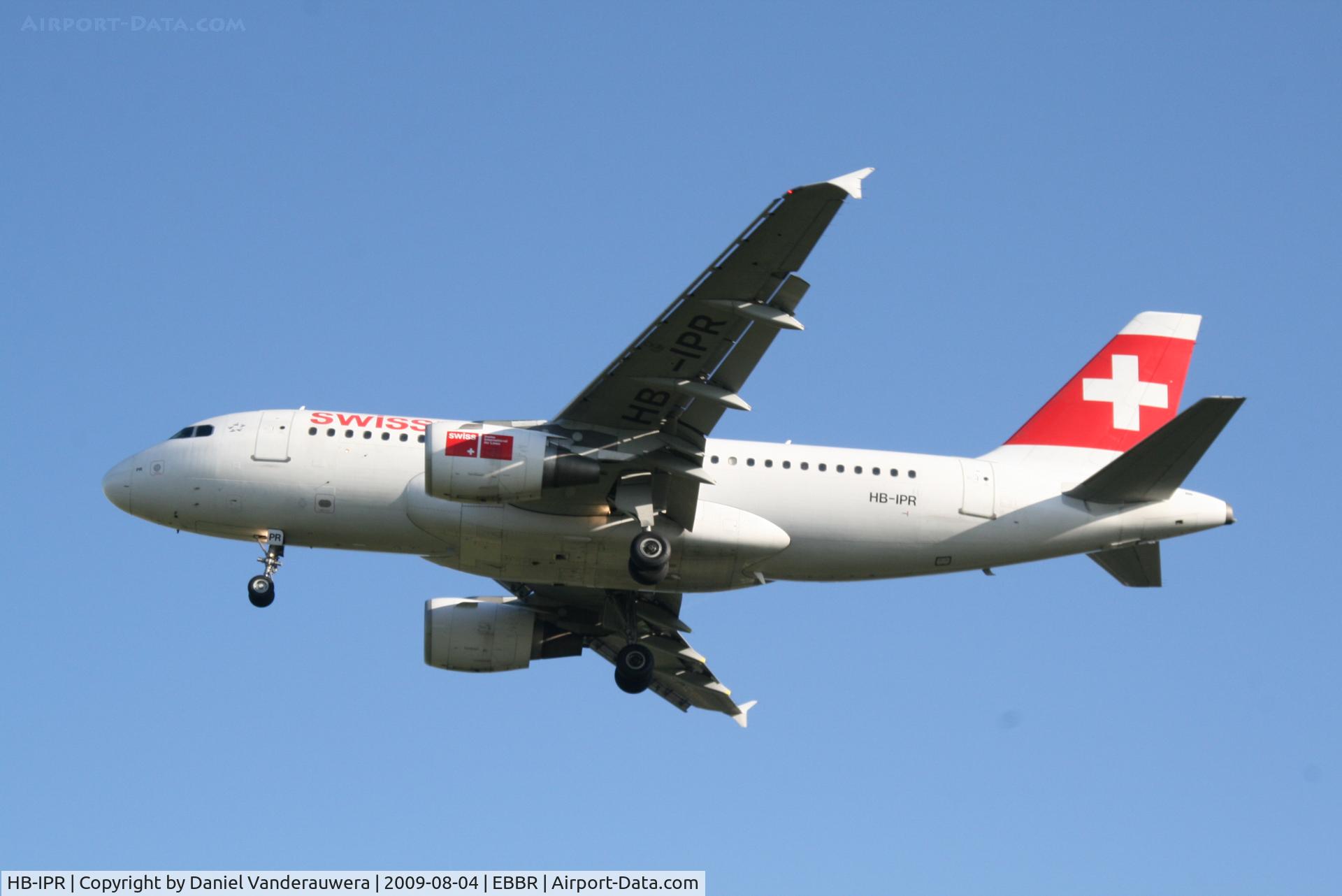 HB-IPR, 1999 Airbus A319-112 C/N 1018, flight LX786 is descending to rwy 25R