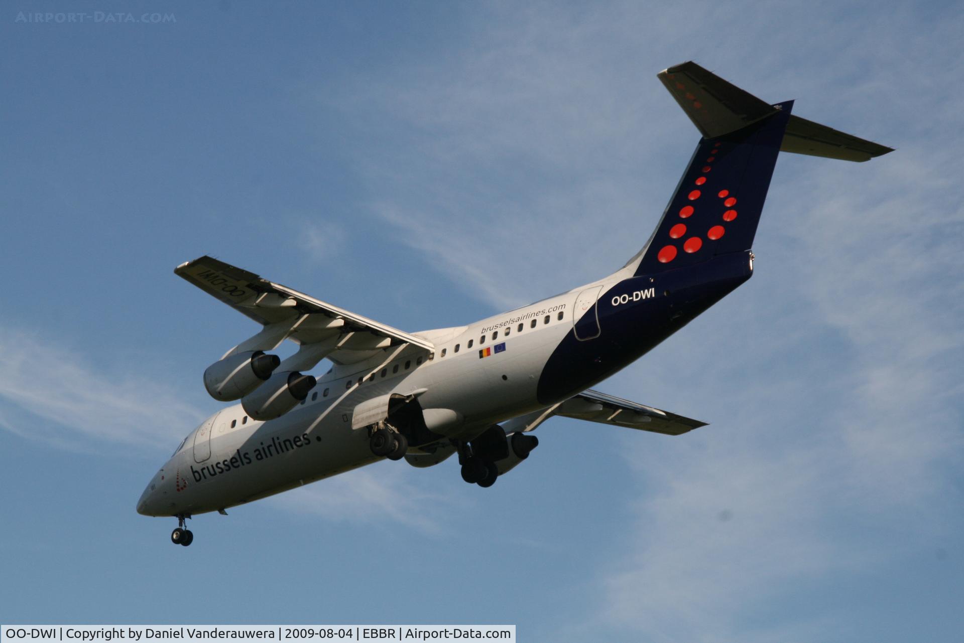 OO-DWI, 1999 British Aerospace Avro 146-RJ100 C/N E3342, descending to rwy 25R