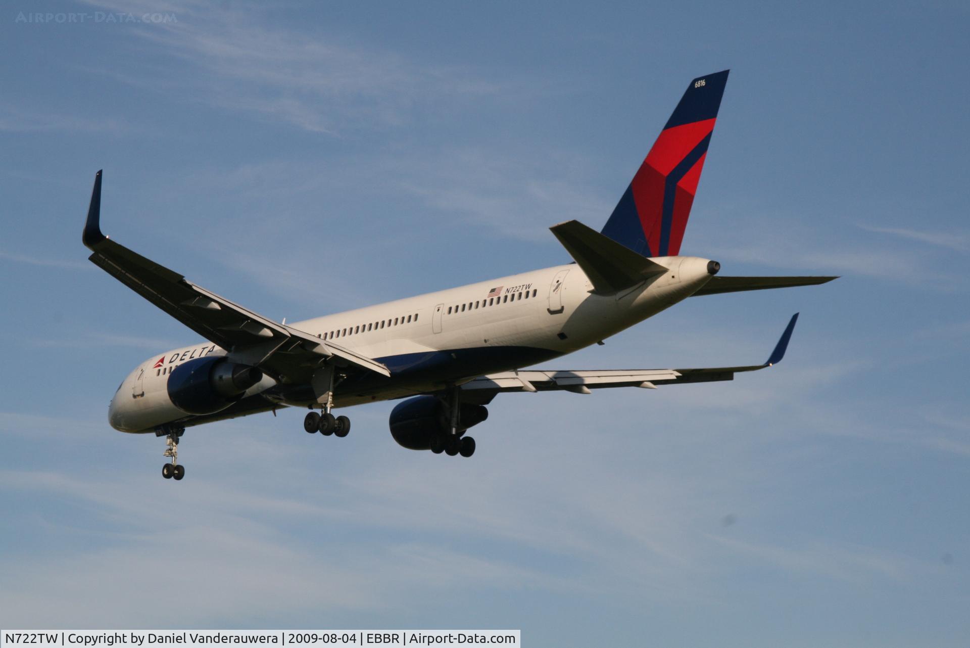 N722TW, 1999 Boeing 757-231 C/N 29385, flight DL140 is descending to rwy 25R