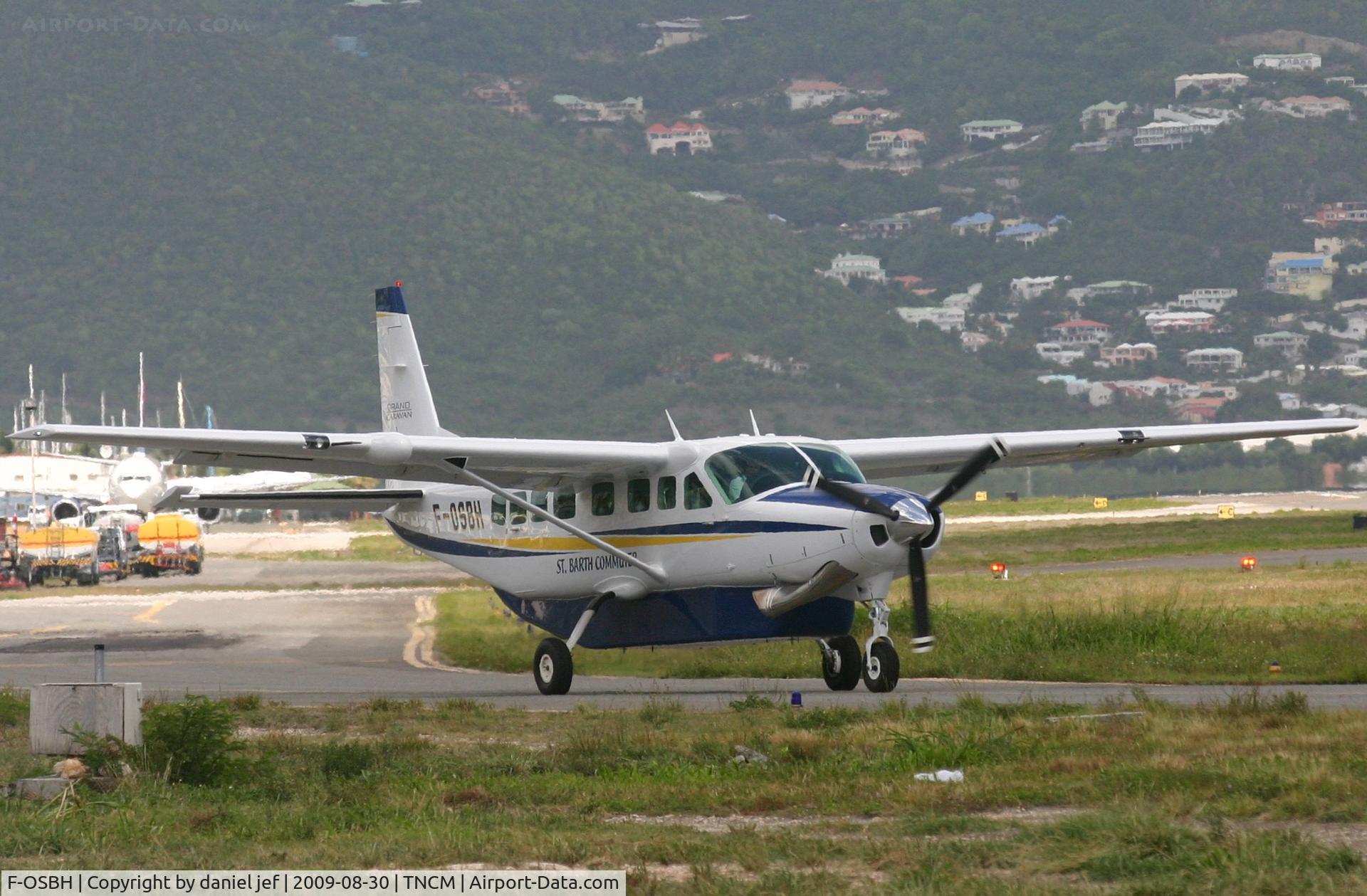 F-OSBH, 2009 Cessna 208B Grand Caravan C/N 208B2117, taxing to the runway for take off.