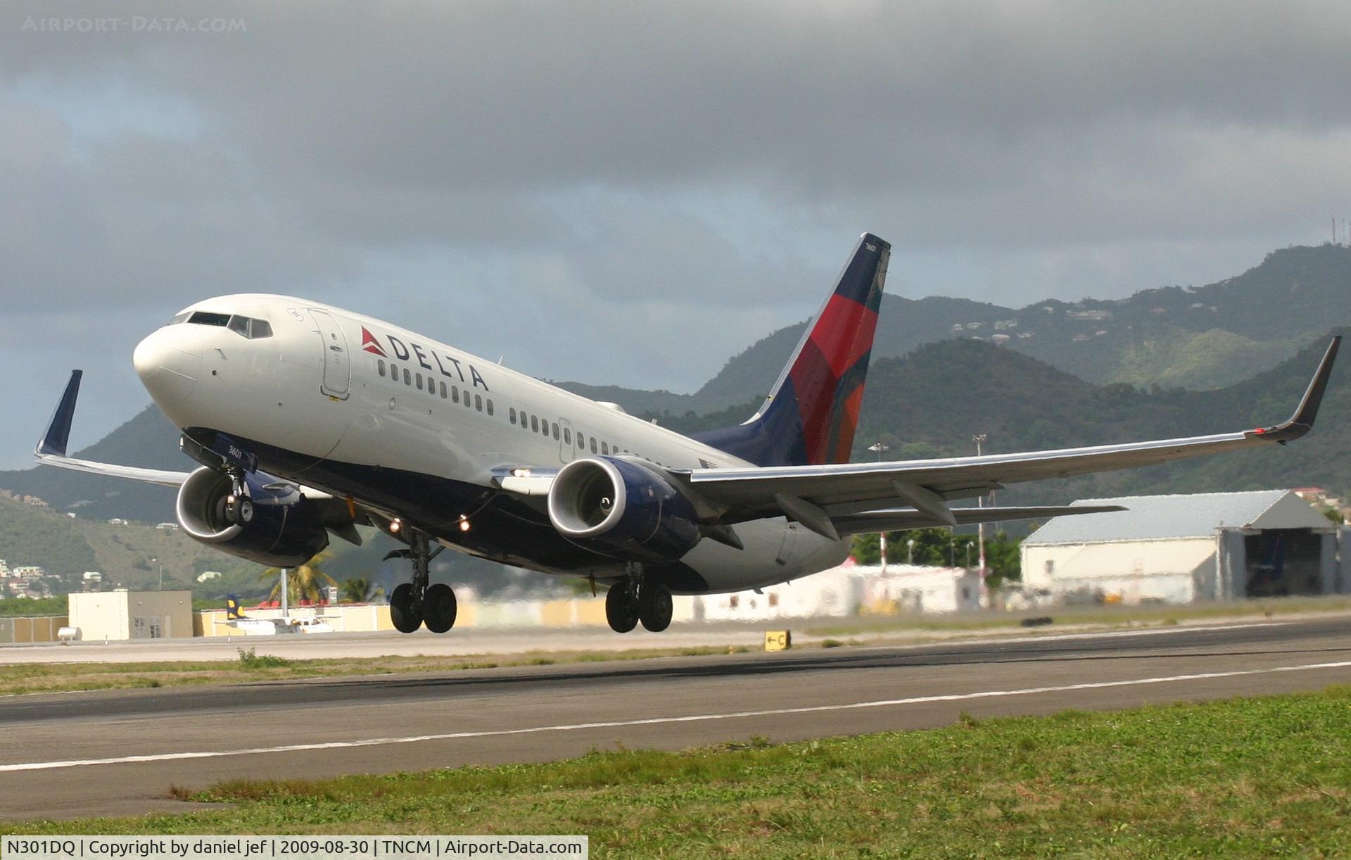 N301DQ, 2008 Boeing 737-732 C/N 29687, rotating out of runway 28