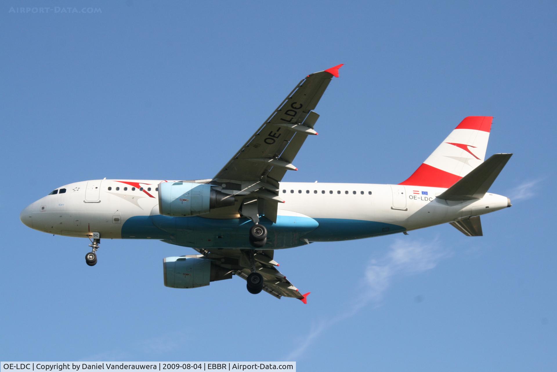 OE-LDC, 2004 Airbus A319-112 C/N 2262, flight OS351 is descending to rwy 25R