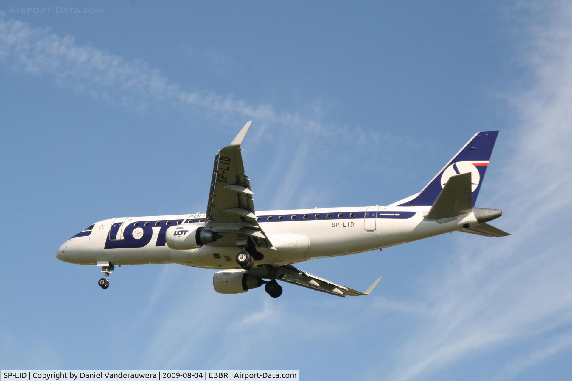 SP-LID, 2006 Embraer 175LR (ERJ-170-200LR) C/N 17000136, flight LO235 is descending to rwy 25R
