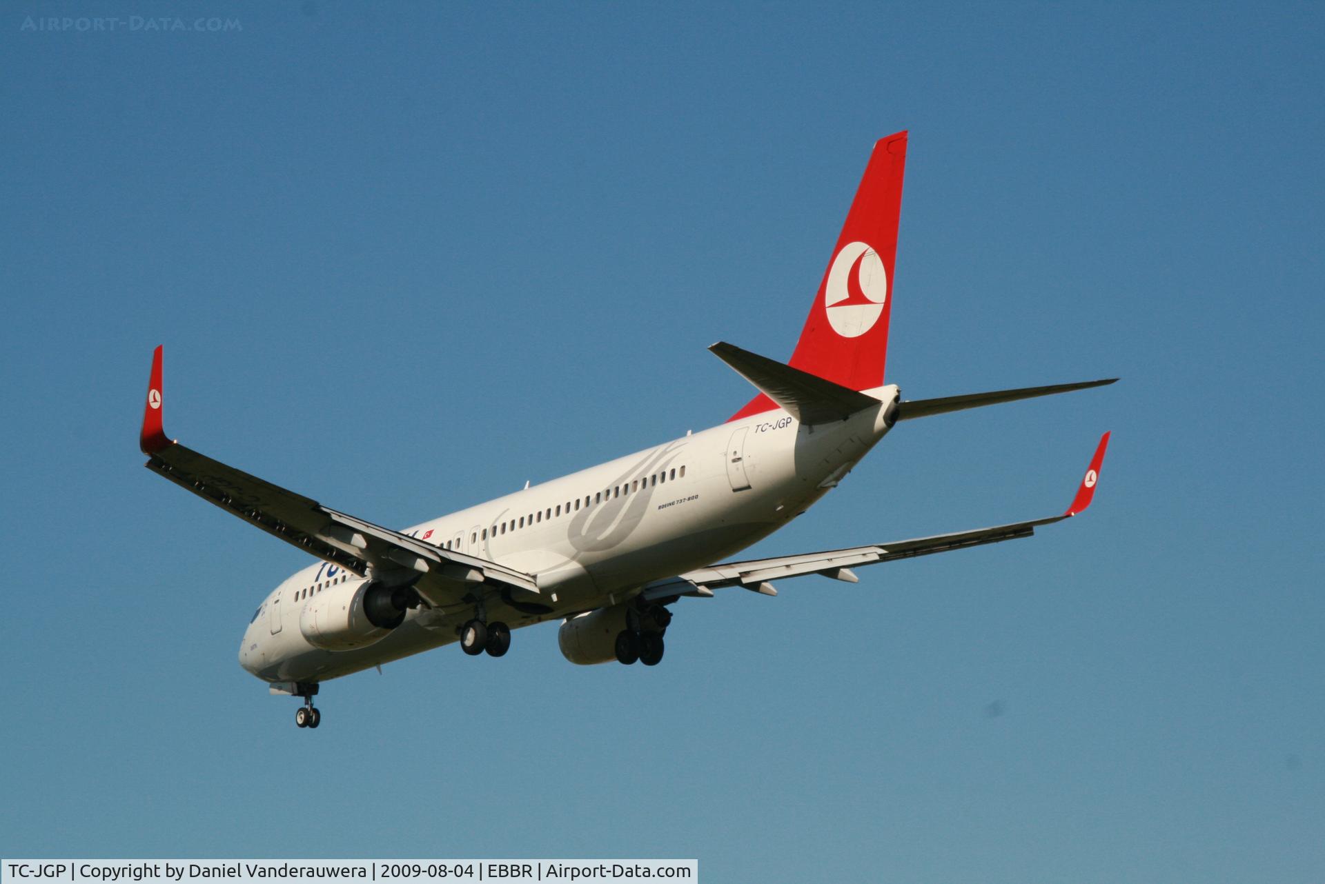 TC-JGP, 2006 Boeing 737-8F2 C/N 34414, flight TK1937 is descending to rwy 25R