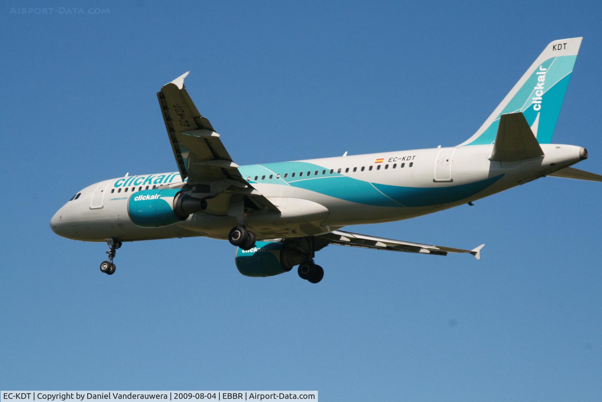 EC-KDT, 2007 Airbus A320-216 C/N 3145, flight VY7060 is descending to rwy 25R