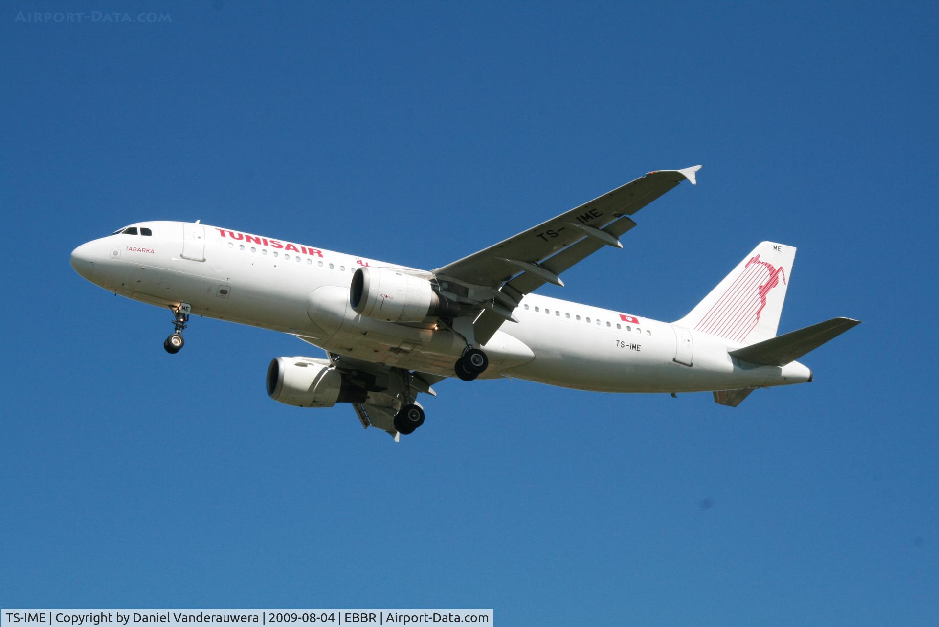 TS-IME, 1990 Airbus A320-211 C/N 123, arrival of flight TU782 to rwy 25R