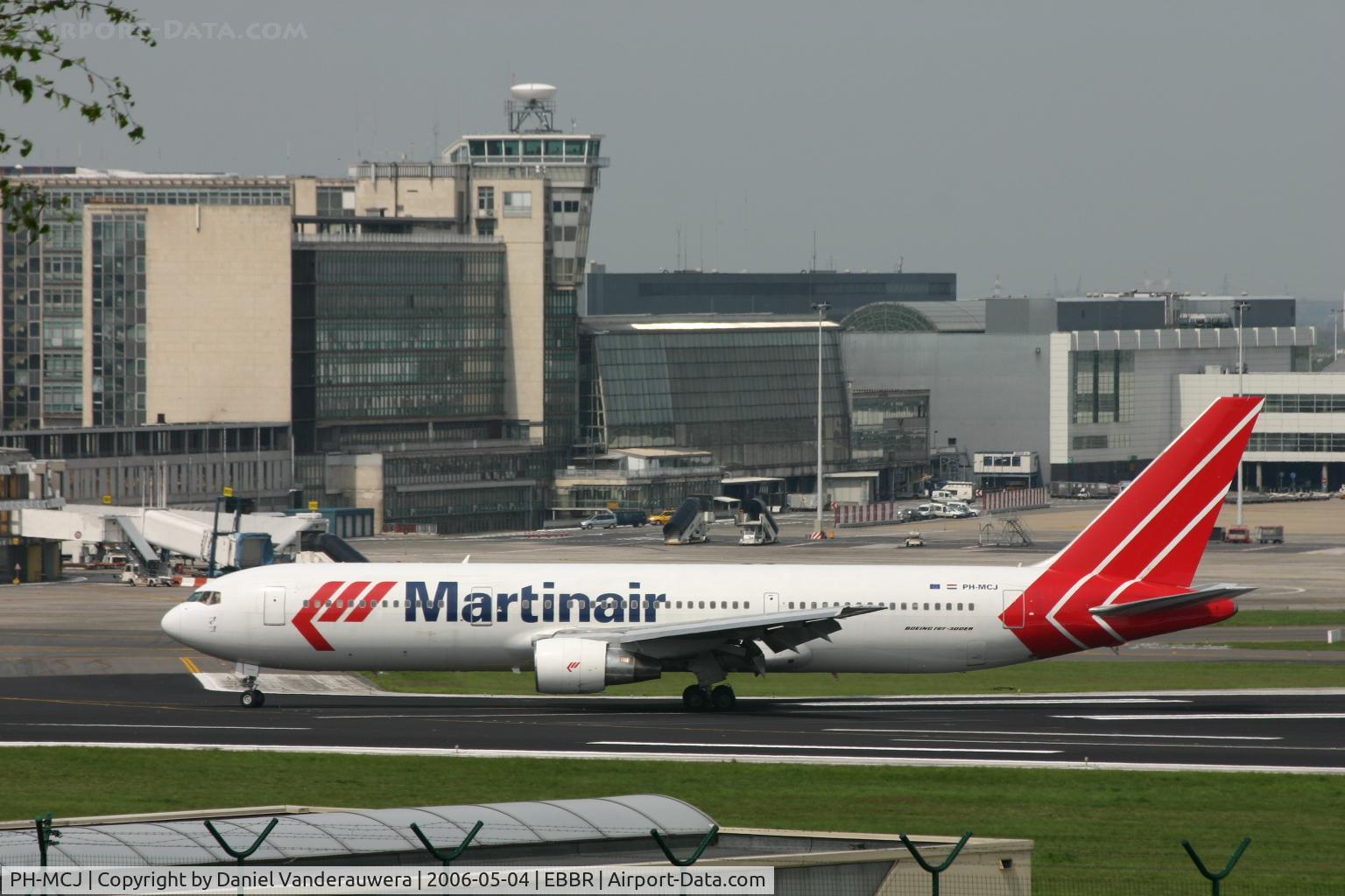 PH-MCJ, 1993 Boeing 767-33A C/N 25535, Taxiing to gate after landing on rwy 20