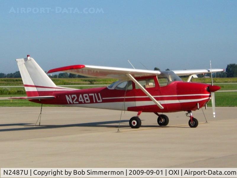 N2487U, 1963 Cessna 172D C/N 17250087, On the ramp at Knox, Indiana