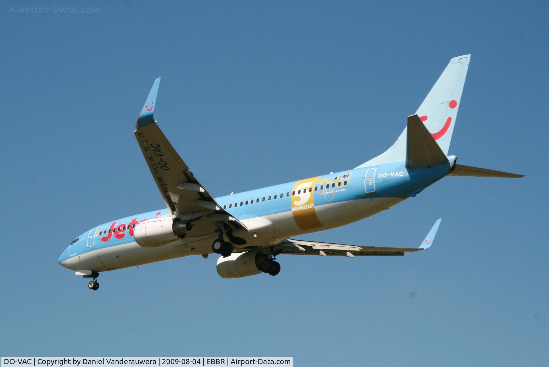 OO-VAC, 2003 Boeing 737-8BK C/N 33014, flight JAF2712 is descending to rwy 25R