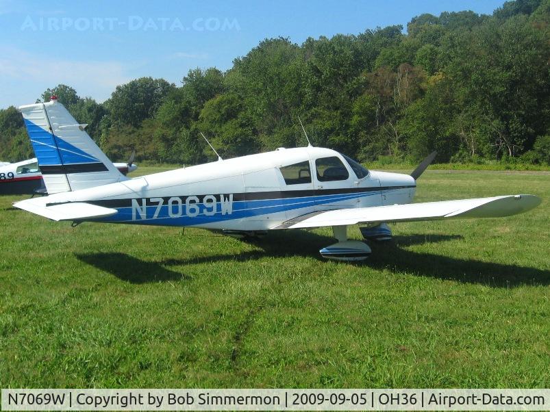 N7069W, 1962 Piper PA-28-180 C/N 28-818, EAA breakfast fly-in at Zanesville, Ohio