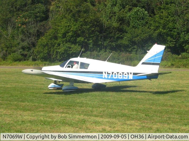 N7069W, 1962 Piper PA-28-180 C/N 28-818, Arriving at the EAA fly-in at Zanesville, Ohio