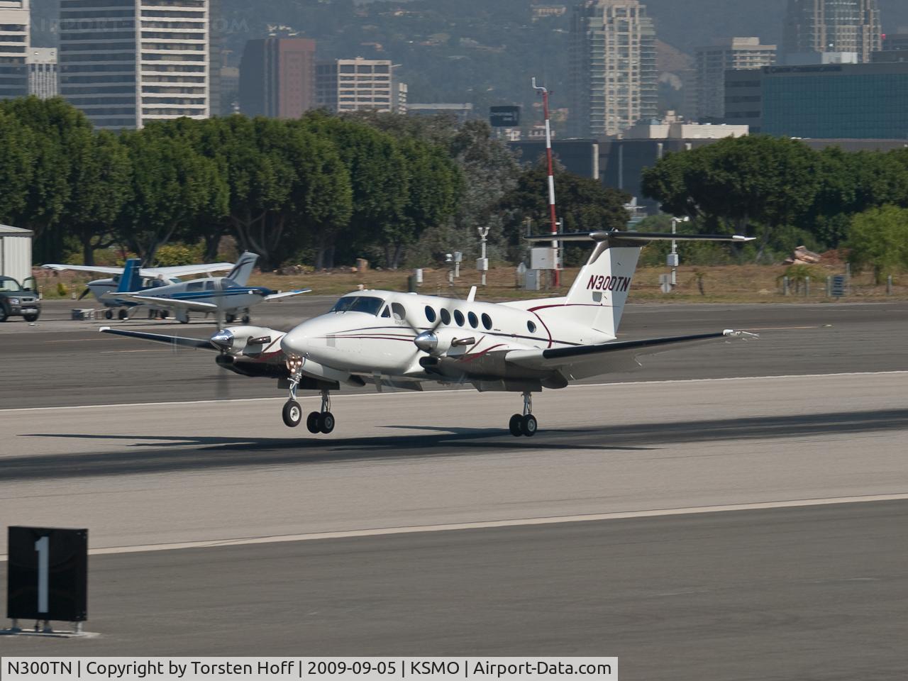 N300TN, 1988 Beech Super King Air 300 C/N FA-168, N300TN arriving on RWY 21