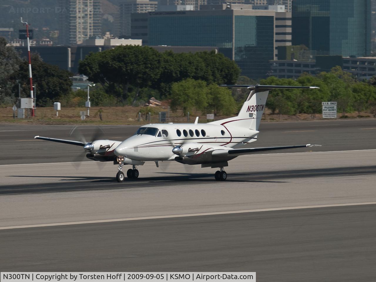 N300TN, 1988 Beech Super King Air 300 C/N FA-168, N300TN departing from RWY 21