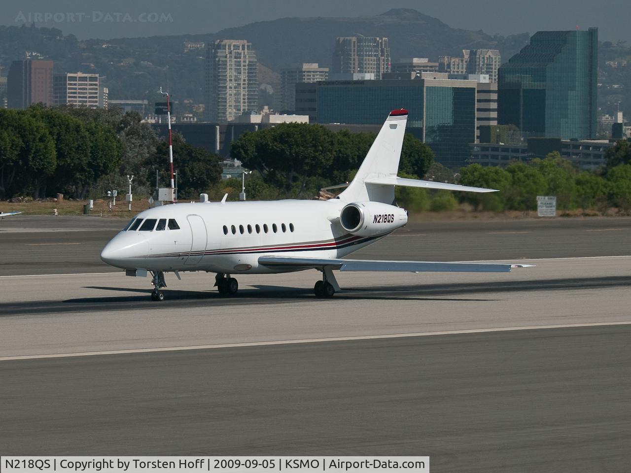 N218QS, 2000 Dassault Falcon 2000 C/N 118, N218QS departing from RWY 21