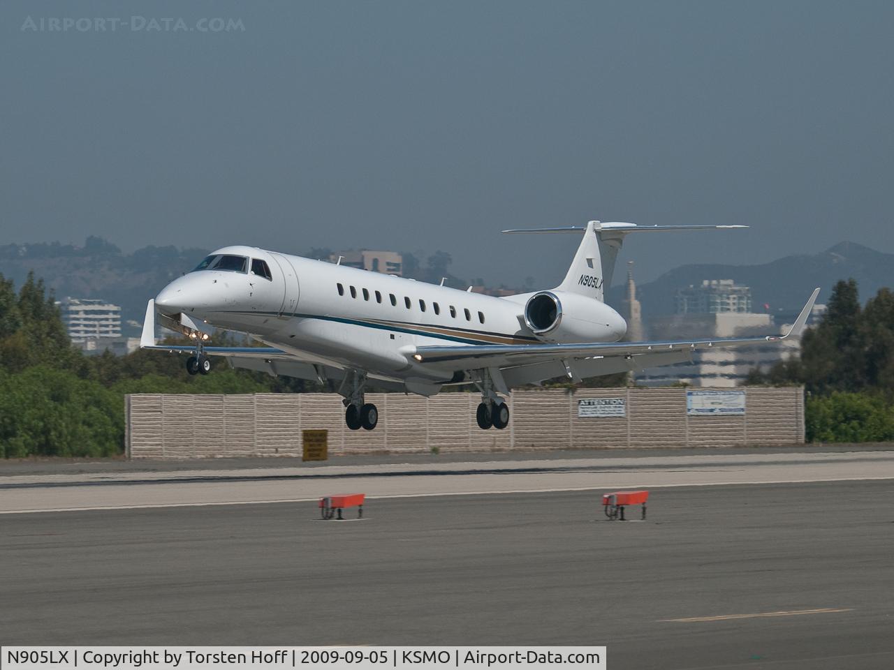 N905LX, 2004 Embraer ERJ-135BJ Legacy C/N 145775, N905LX arriving on RWY 21