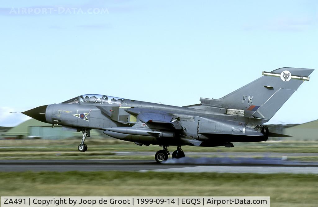 ZA491, 1980 Panavia Tornado GR.1 C/N 307/BS107/3143, touch down at Lossie
