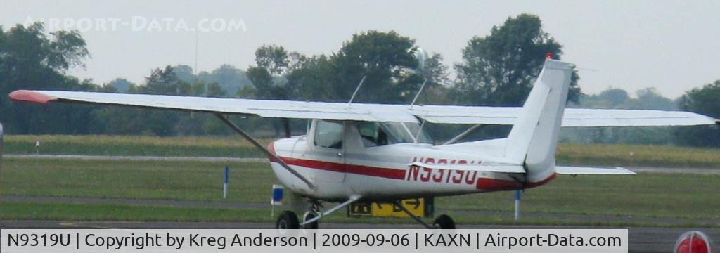 N9319U, 1976 Cessna 150M C/N 15078269, Taxiing for departure, runway 13.