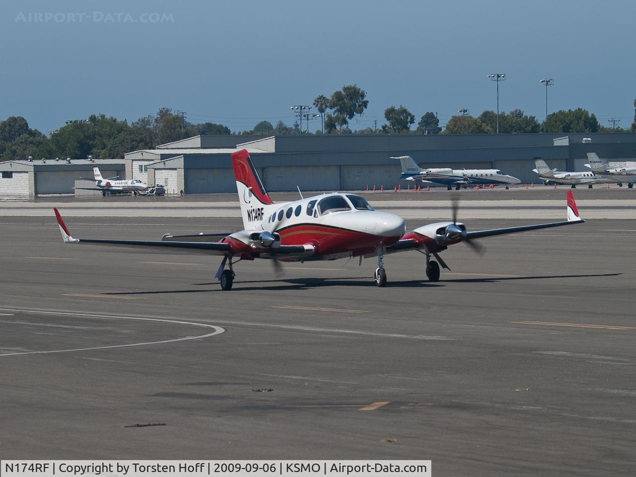 N174RF, 1978 Cessna 414A Chancellor C/N 414A0217, N174RF taxiing