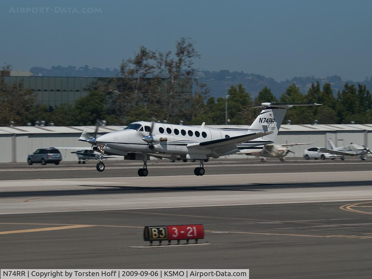 N74RR, 1993 Beech B300 King Air C/N FL-104, N74RR arriving on RWY 21