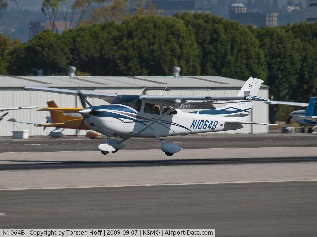 N1064B, 2007 Cessna T182T Turbo Skylane C/N T18208797, N1064B arriving on RWY 21
