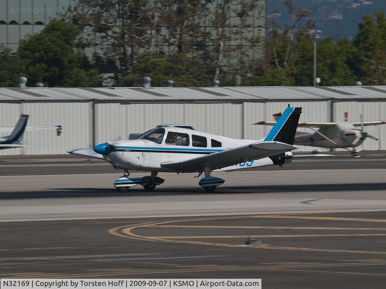 N32169, 1974 Piper PA-28-180 C/N 28-7505031, N32169 departing from RWY 21
