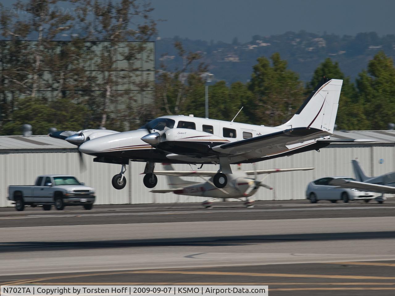 N702TA, 2004 Piper PA-34-220T C/N 3449304, N702TA arriving on RWY 21