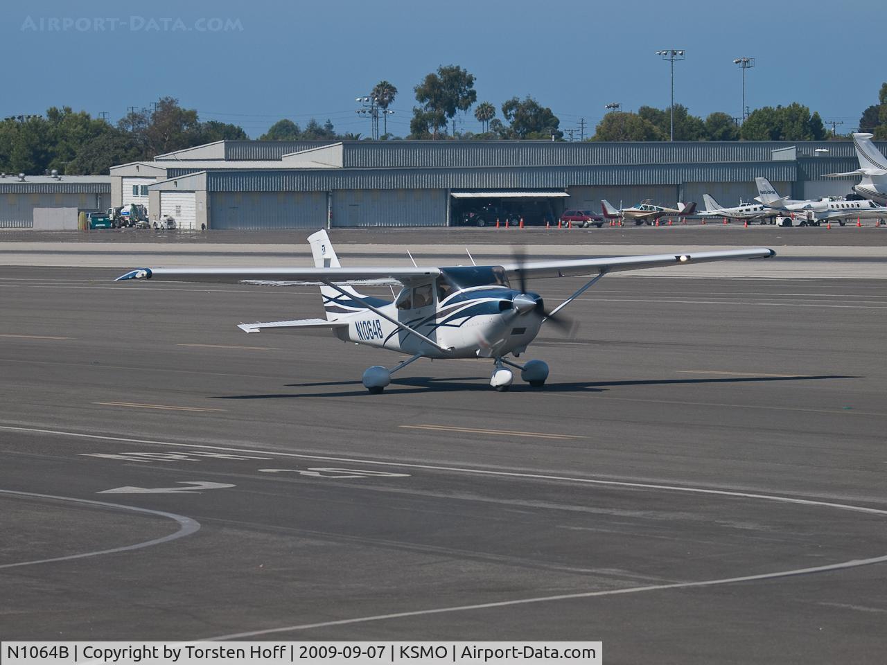N1064B, 2007 Cessna T182T Turbo Skylane C/N T18208797, N1064B taxiing