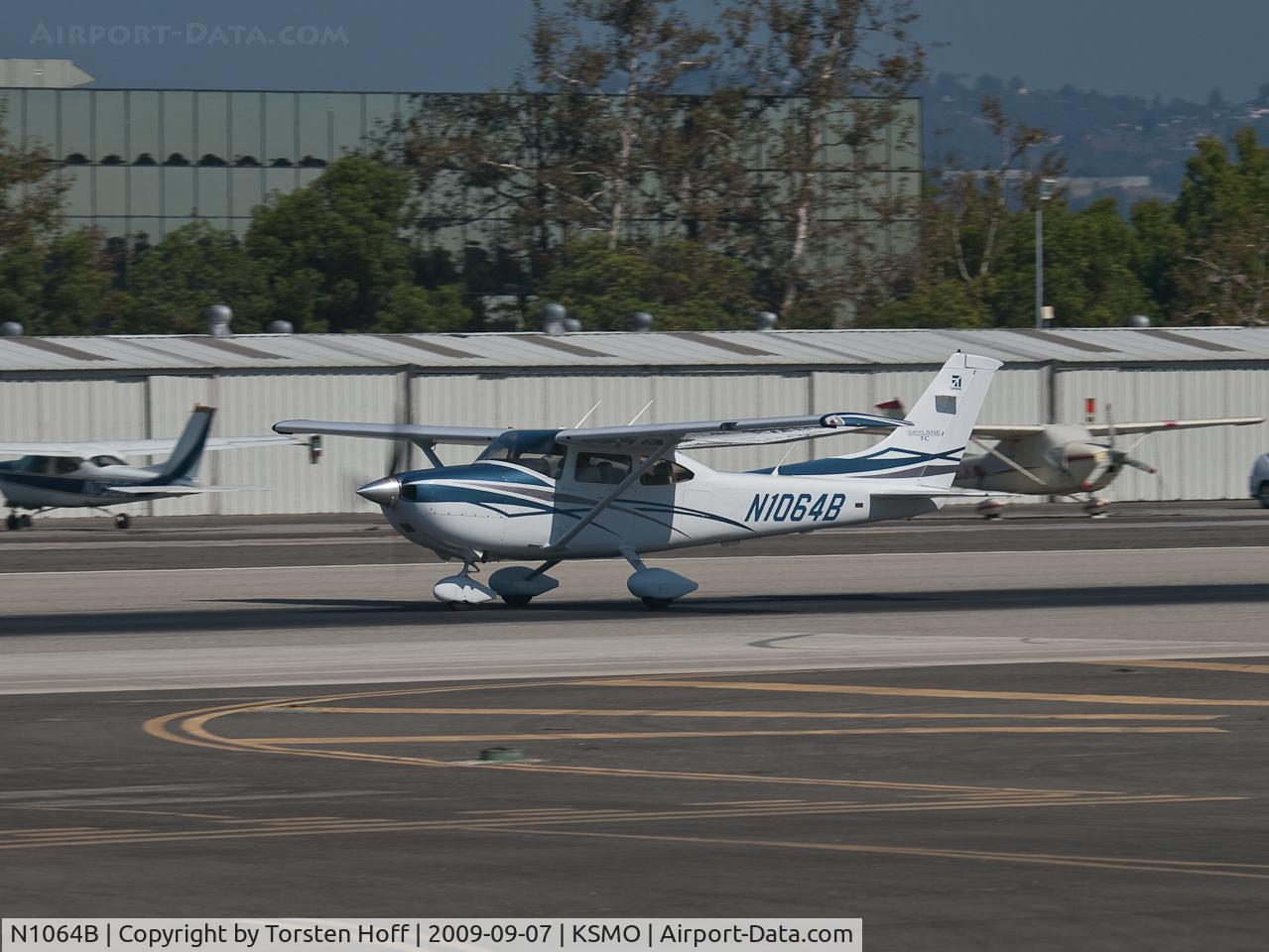 N1064B, 2007 Cessna T182T Turbo Skylane C/N T18208797, N1064B departing from RWY 21
