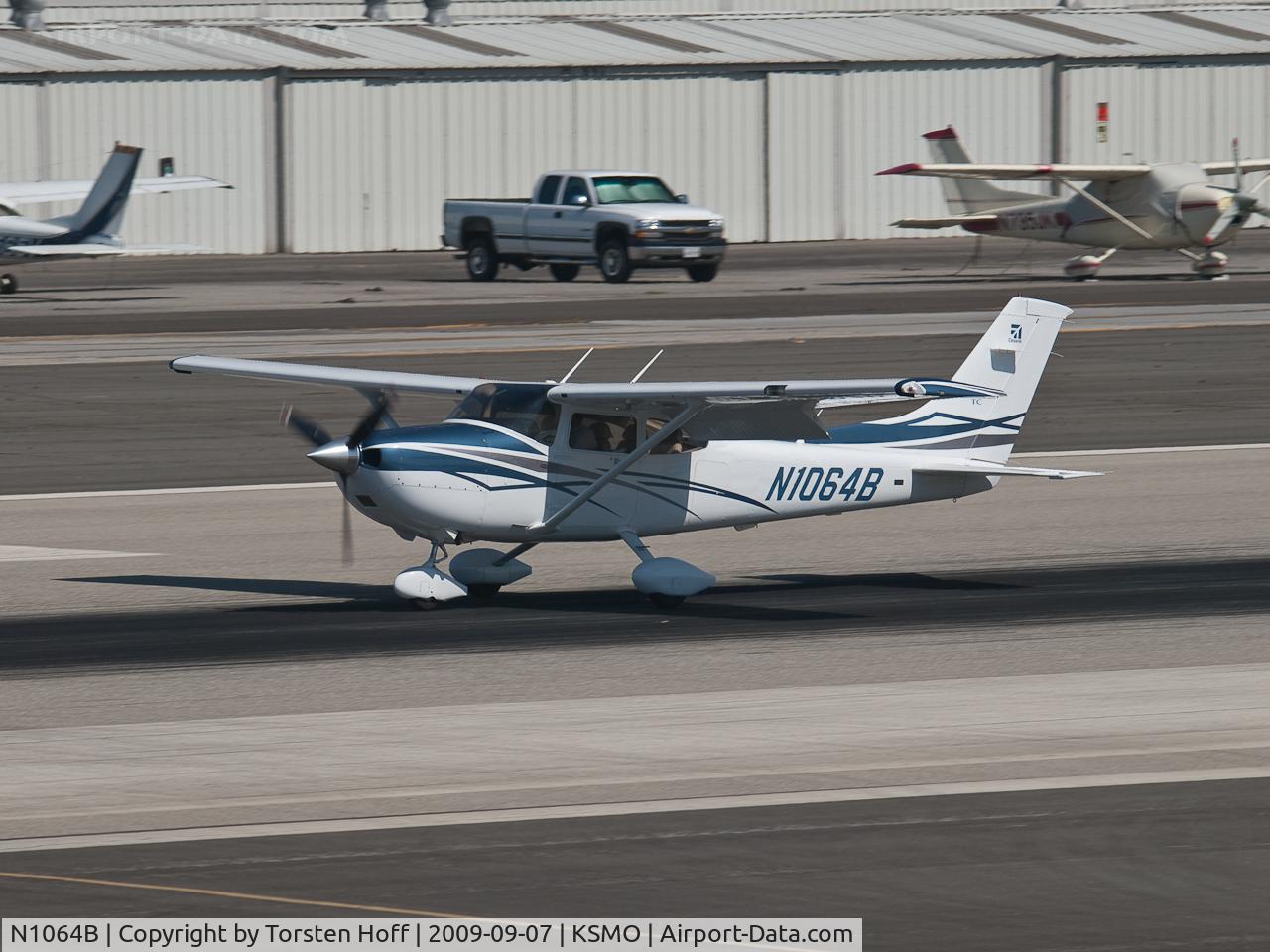 N1064B, 2007 Cessna T182T Turbo Skylane C/N T18208797, N1064B arriving on RWY 21