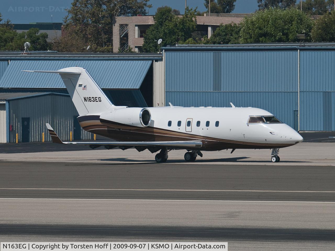 N163EG, 1981 Canadair Challenger 600 (CL-600-1A11) C/N 1035, N163EG taxiing