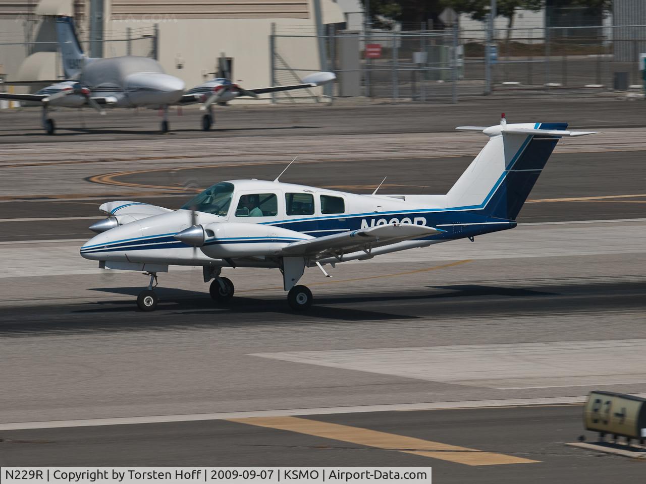 N229R, Beech 76 Duchess C/N ME-223, N229R departing from RWY 21