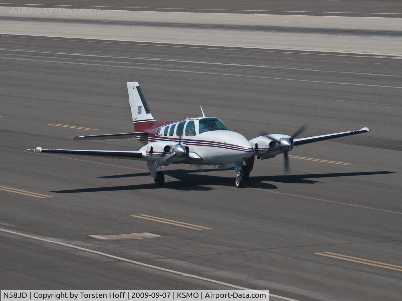 N58JD, 1977 Beech 58TC Baron C/N TK-19, N58JD taxiing