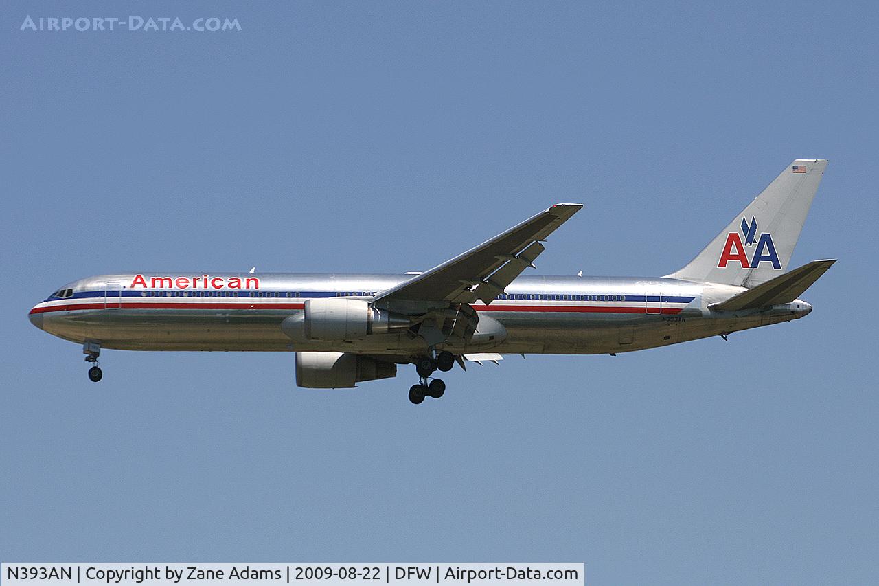 N393AN, 1998 Boeing 767-323 C/N 29430, American Airlines landing at DFW