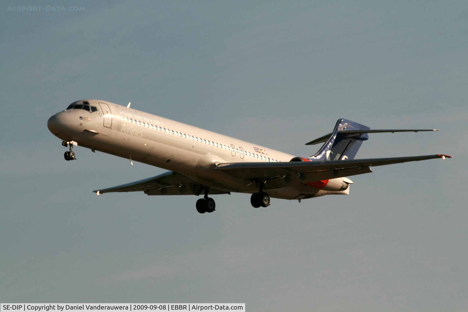 SE-DIP, 1991 McDonnell Douglas MD-87 (DC-9-87) C/N 53010, Approach to rwy 25L