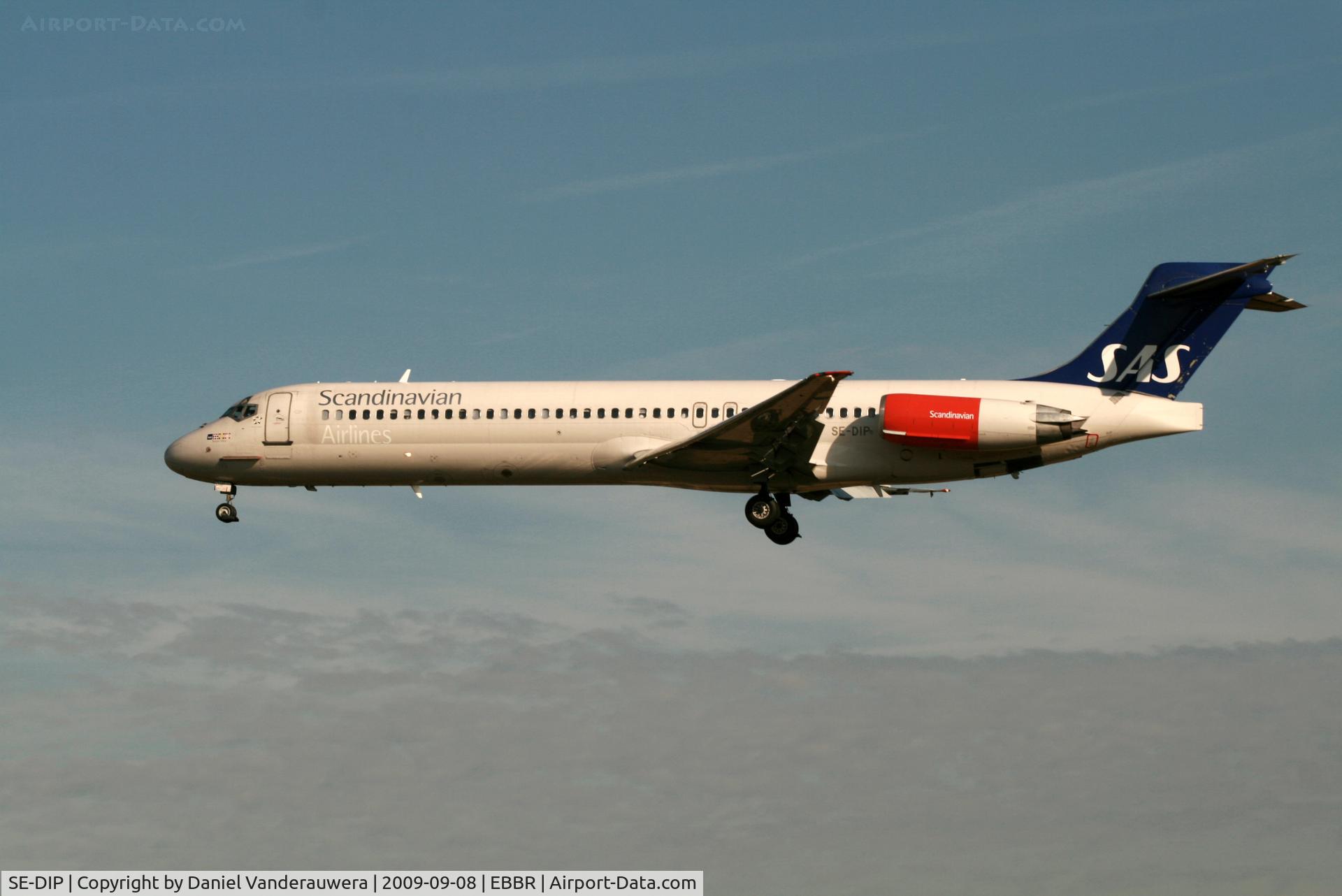 SE-DIP, 1991 McDonnell Douglas MD-87 (DC-9-87) C/N 53010, flight SK593 is descending to rwy 25L