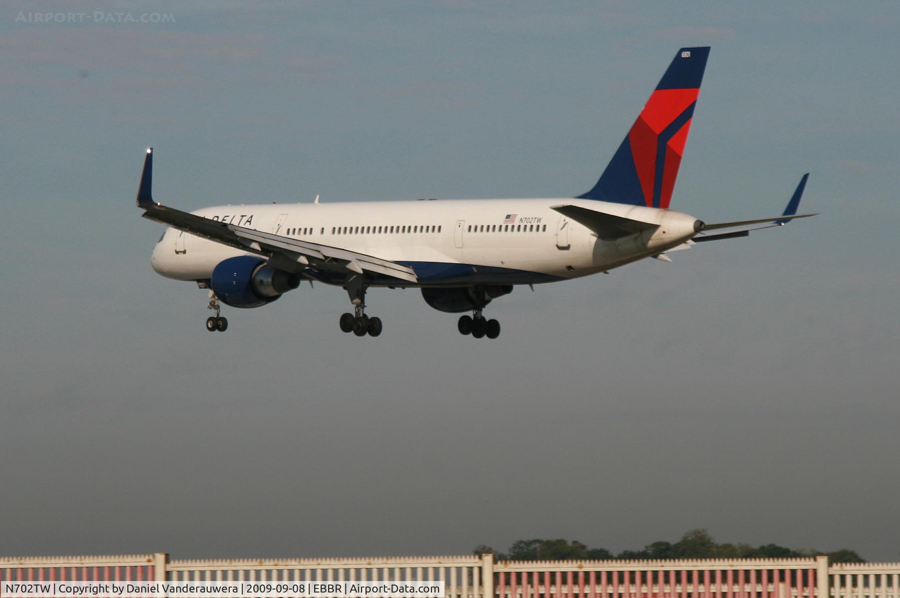 N702TW, 1996 Boeing 757-2Q8 C/N 28162, flight DL140 is descending to rwy 25L
