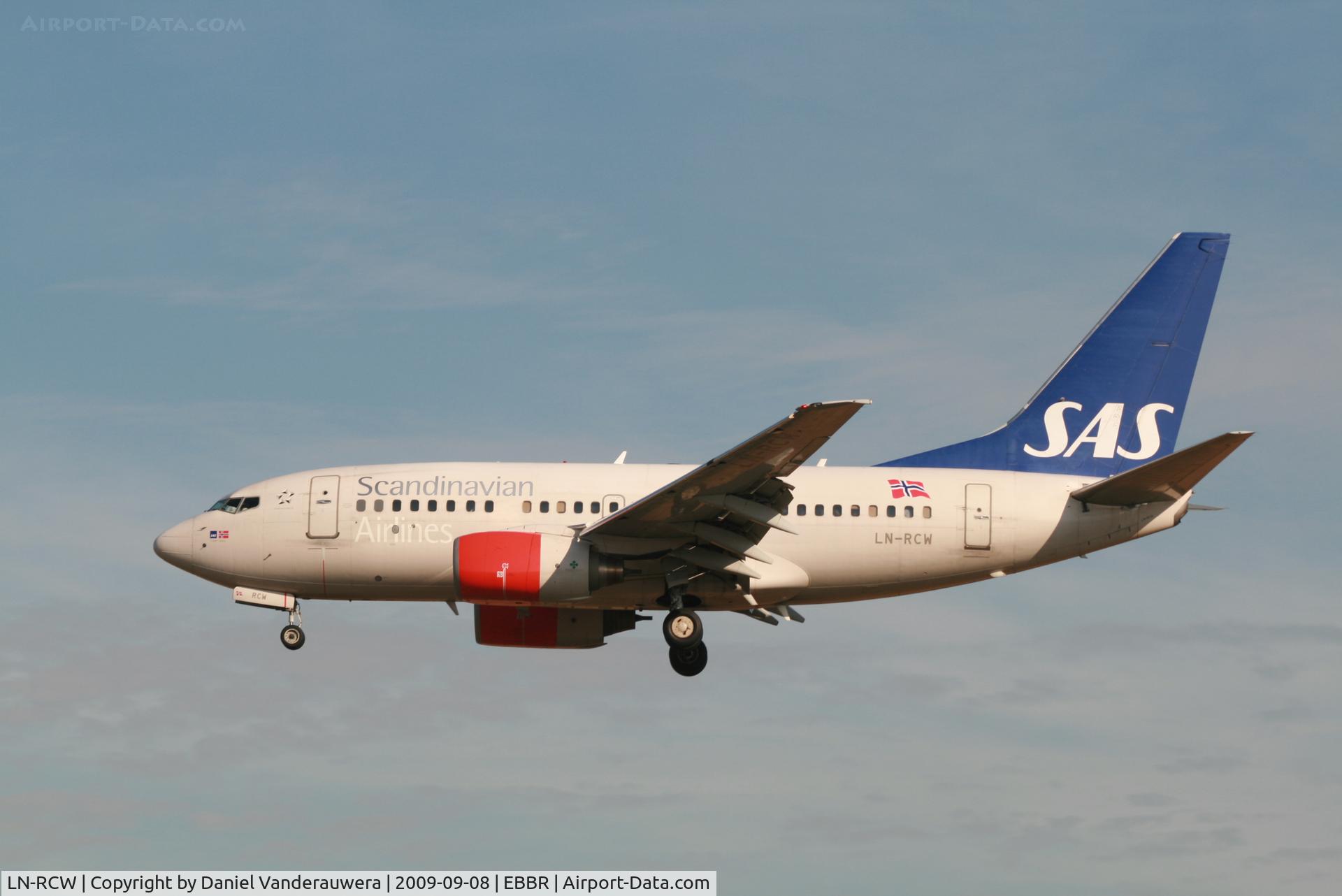 LN-RCW, 1999 Boeing 737-683 C/N 28308, arrival of flight SK4743 to rwy 25L