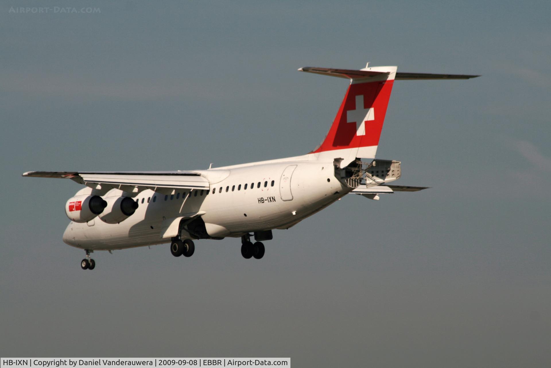 HB-IXN, 1996 British Aerospace Avro 146-RJ100 C/N E3286, several seconds before landing on rwy 25L