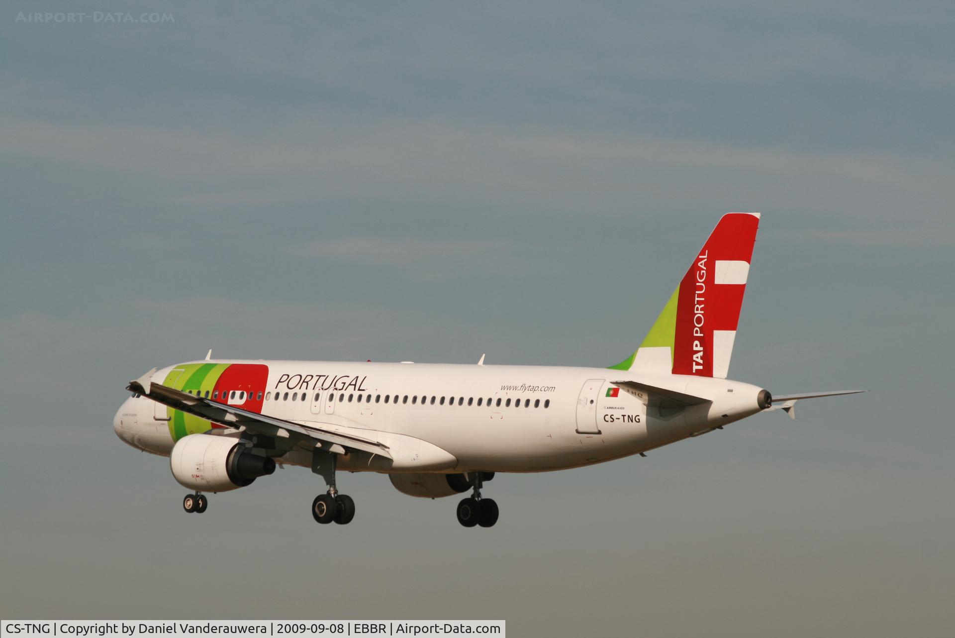 CS-TNG, 1998 Airbus A320-214 C/N 945, flight TP604 is descending to rwy 25L