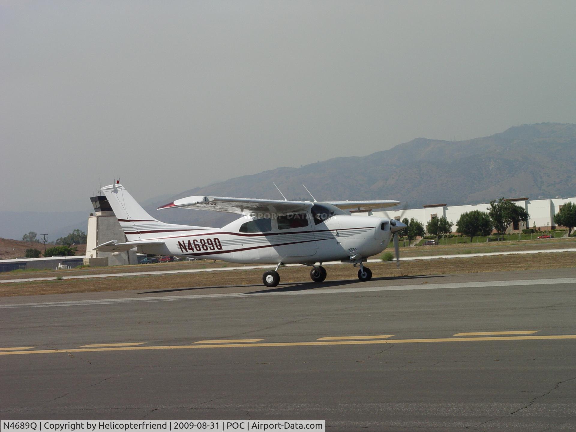 N4689Q, 1972 Cessna 210L Centurion C/N 21059589, Taxiing to take off