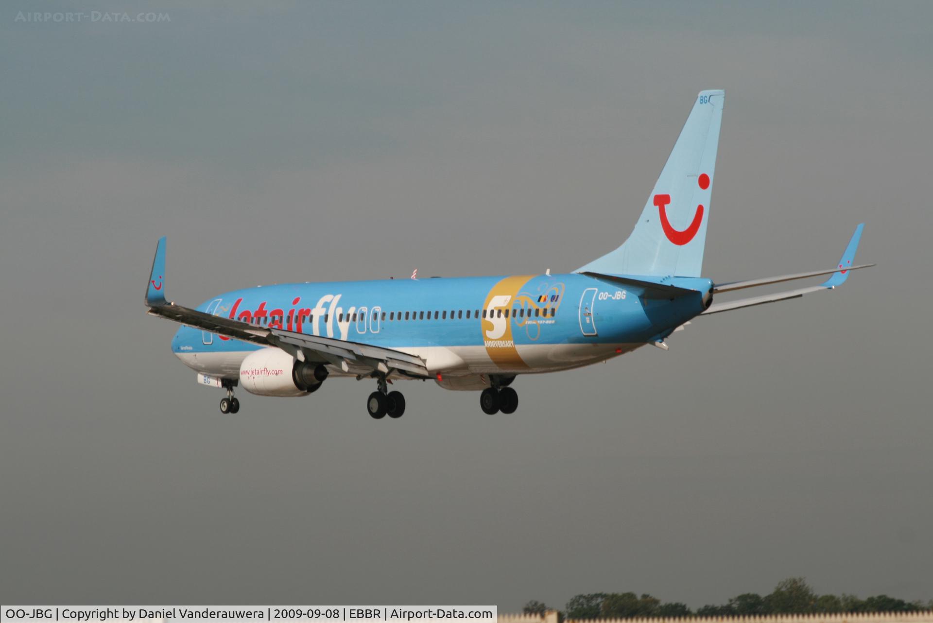OO-JBG, 2008 Boeing 737-8K5 C/N 35142, several seconds before landing on rwy 25L